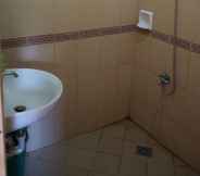 In-room Bathroom 2 Gomeson Villas
