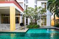 สระว่ายน้ำ AnB pool villa in Pattaya