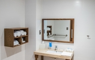 Toilet Kamar 4 Hampton by Hilton Santo Domingo Airport