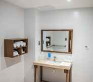 In-room Bathroom 4 Hampton by Hilton Santo Domingo Airport