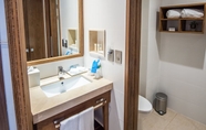 Toilet Kamar 5 Hampton by Hilton Santo Domingo Airport