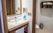 In-room Bathroom 5 Hampton by Hilton Santo Domingo Airport