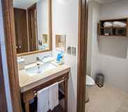 In-room Bathroom 5 Hampton by Hilton Santo Domingo Airport