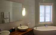 In-room Bathroom 6 Kalldeen Luxury Accommodation