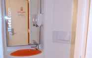 In-room Bathroom 7 Easyhotel South Kensington