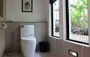 Toilet Kamar 4 Island View Beachfront Resort