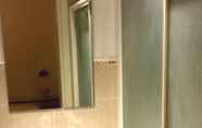 Toilet Kamar 4 Hotel Galles