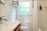 In-room Bathroom Two Bedroom West Stadium Bungalow - Unit 524