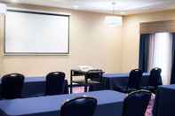 Functional Hall Hampton Inn & Suites by Hilton Warrington Horsham