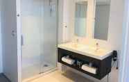 Toilet Kamar 3 Le Nautica by Akena Hotels