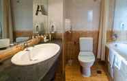 Toilet Kamar 7 Ezeretz SPA Hotel