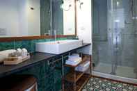 In-room Bathroom Castello Mezzacapo by Starhost