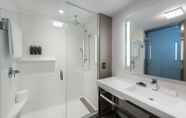 In-room Bathroom 6 AC Hotel by Marriott Worcester