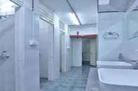 Toilet Kamar NIGHT-HALT Dormitory - Hostel