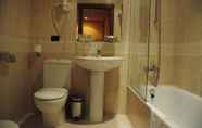 In-room Bathroom 5 Luz Hotel
