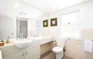 Phòng tắm bên trong 5 Beau Monde Apartments Newcastle - Worth Place Apartment