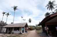 Bên ngoài Monkey House