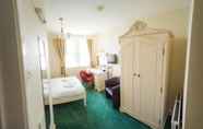 Bedroom 6 Queensbridge Hotel