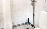 Toilet Kamar 7 Comfortable Studio Apartment - Midsommarkransen