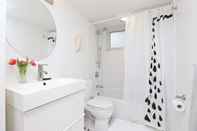 In-room Bathroom Applewood Suites - Executive Basement