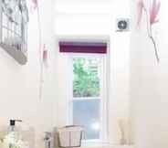 In-room Bathroom 7 The London Agent Kensington Comeragh