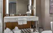 Toilet Kamar 6 Omni Louisville Hotel