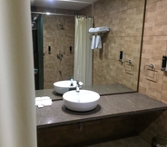 In-room Bathroom 6 Hotel 3 Leaves Kolhapur