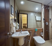 In-room Bathroom 5 Hotel 3 Leaves Kolhapur