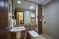 In-room Bathroom Hotel 3 Leaves Kolhapur