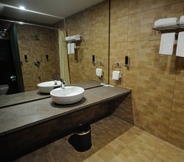 In-room Bathroom 7 Hotel 3 Leaves Kolhapur