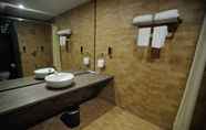 ห้องน้ำภายในห้อง 7 Hotel 3 Leaves Kolhapur