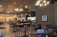 Bar, Cafe and Lounge Four Points by Sheraton Grande Prairie