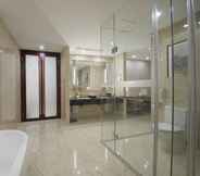 Toilet Kamar 6 Grand New Century Hotel Jingyue