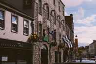 Exterior Farnham Arms Hotel