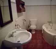 In-room Bathroom 6 La Posada de Pedrazales