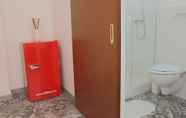 Toilet Kamar 6 Bed & Bread Piazza Nzegna