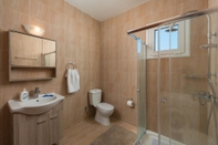 In-room Bathroom Gennadi Serenity House