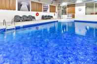 Swimming Pool Holiday Inn Express & Suites Trois Rivieres Ouest, an IHG Hotel