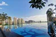 Swimming Pool Hyatt Place Zhuhai Jinshi