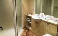 In-room Bathroom 6 Hewenden Mill Holiday Homes