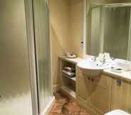 In-room Bathroom 6 Hewenden Mill Holiday Homes