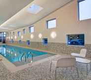 สระว่ายน้ำ 5 Home2 Suites by Hilton Montreal Dorval