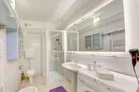 Toilet Kamar Residence Venice Aparthotel