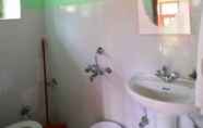 Toilet Kamar 5 Maha Guest House