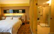 Kamar Tidur 6 Vilu Reef International Hotel