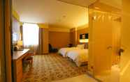 Kamar Tidur 4 Vilu Reef International Hotel