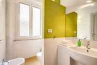 In-room Bathroom AwesHome - 5 Terre Colors