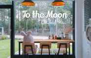 บาร์ คาเฟ่ และเลานจ์ 3 To the Moon Bed and Breakfast