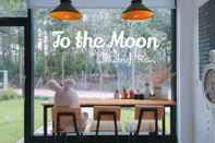 Bar, Kafe, dan Lounge To the Moon Bed and Breakfast