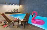 Kolam Renang 6 Moxy Amsterdam Houthavens